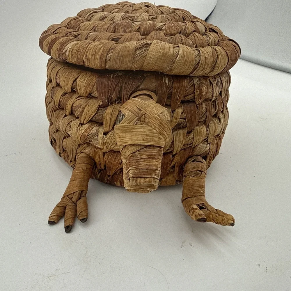 Vtg Handwoven Turtle Armadillo Basket Box Woven Straw Lidded Trinket Container